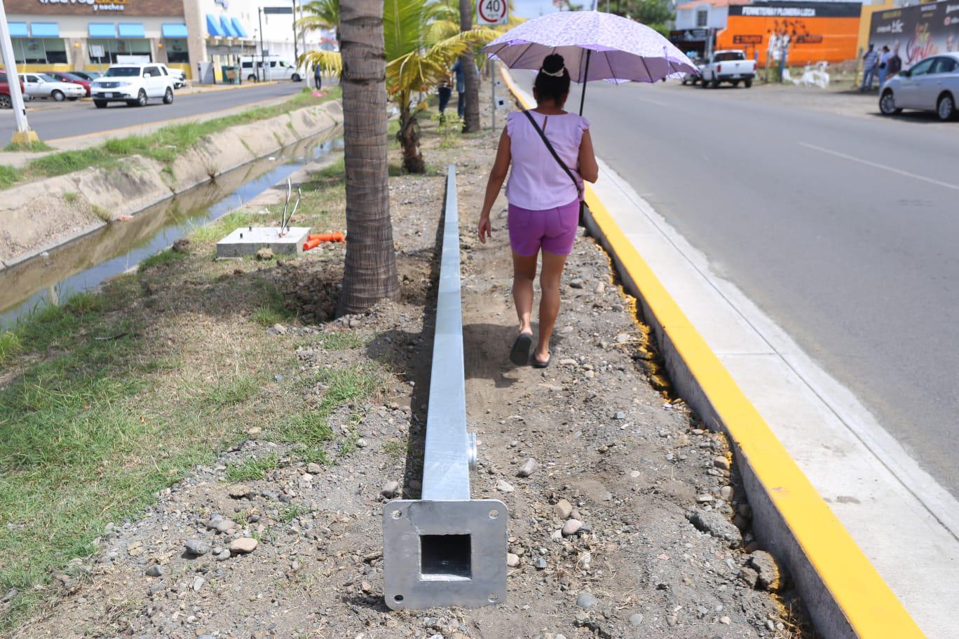 $!A Servicios Públicos de Mazatlán no le entregaron, en su momento, las lámparas de la Carlos Canseco, denuncia Regidor