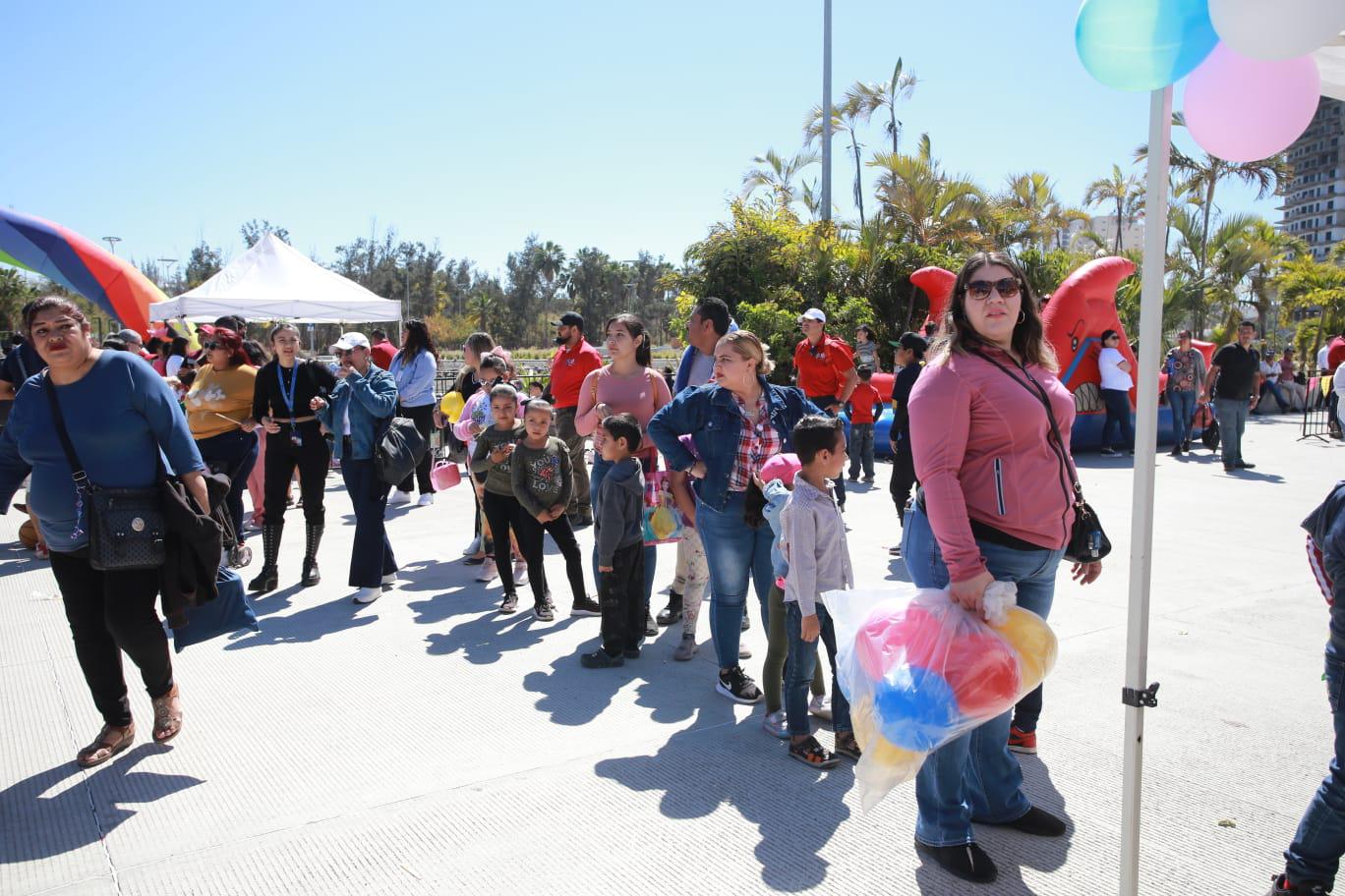 $!Disfrutan el Día de la Familia en el Parque Central de Mazatlán