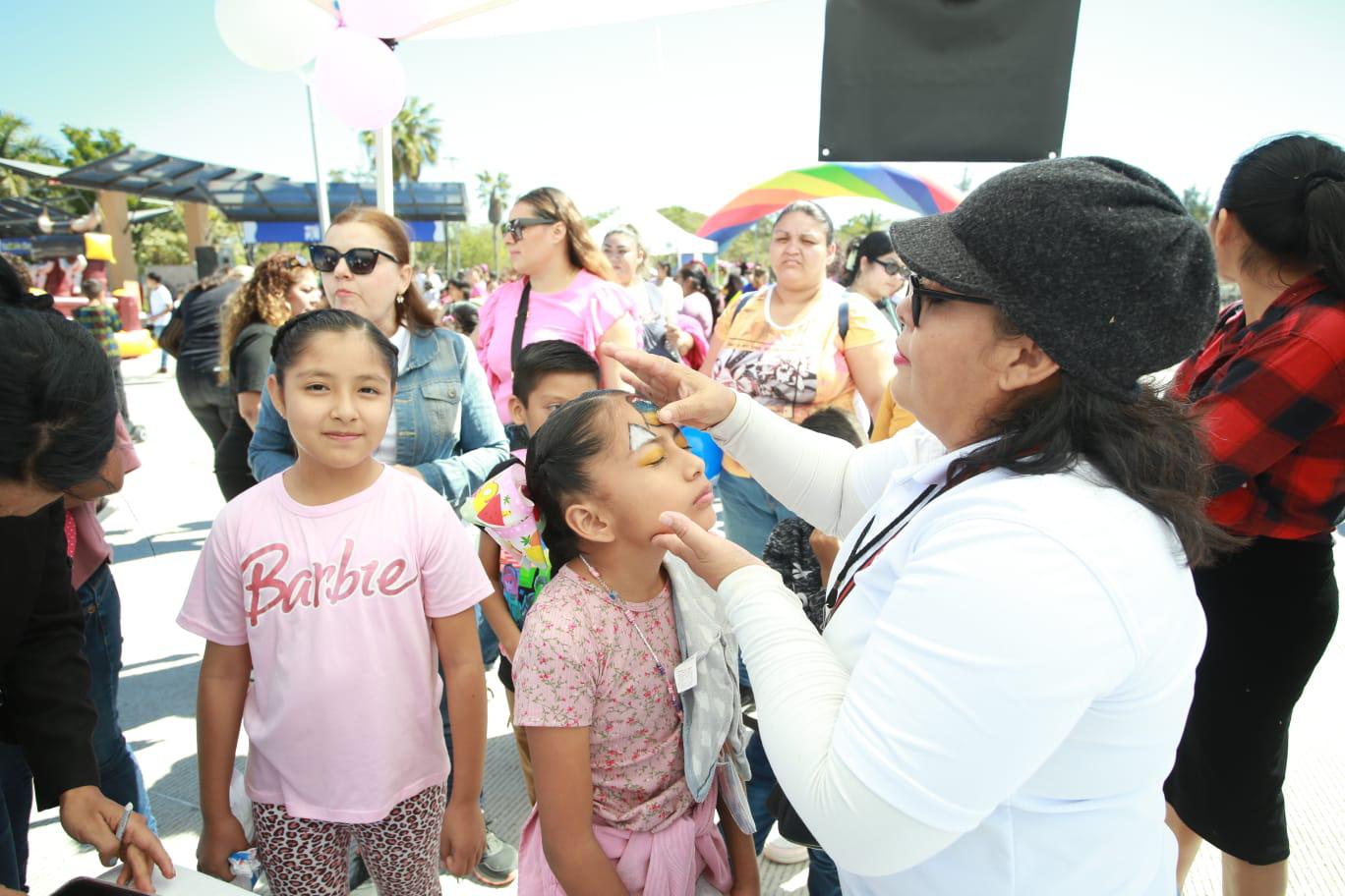 $!Disfrutan el Día de la Familia en el Parque Central de Mazatlán