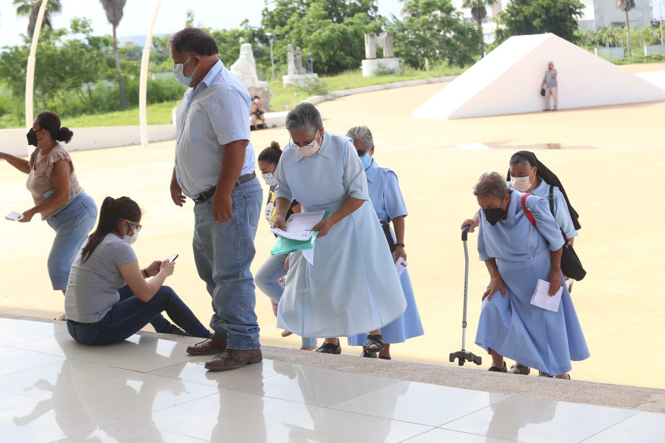 $!Por ser día de asueto, en Mazatlán se registra poca demanda en centros de vacunación Covid