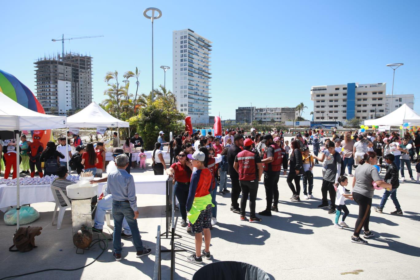 $!Disfrutan el Día de la Familia en el Parque Central de Mazatlán