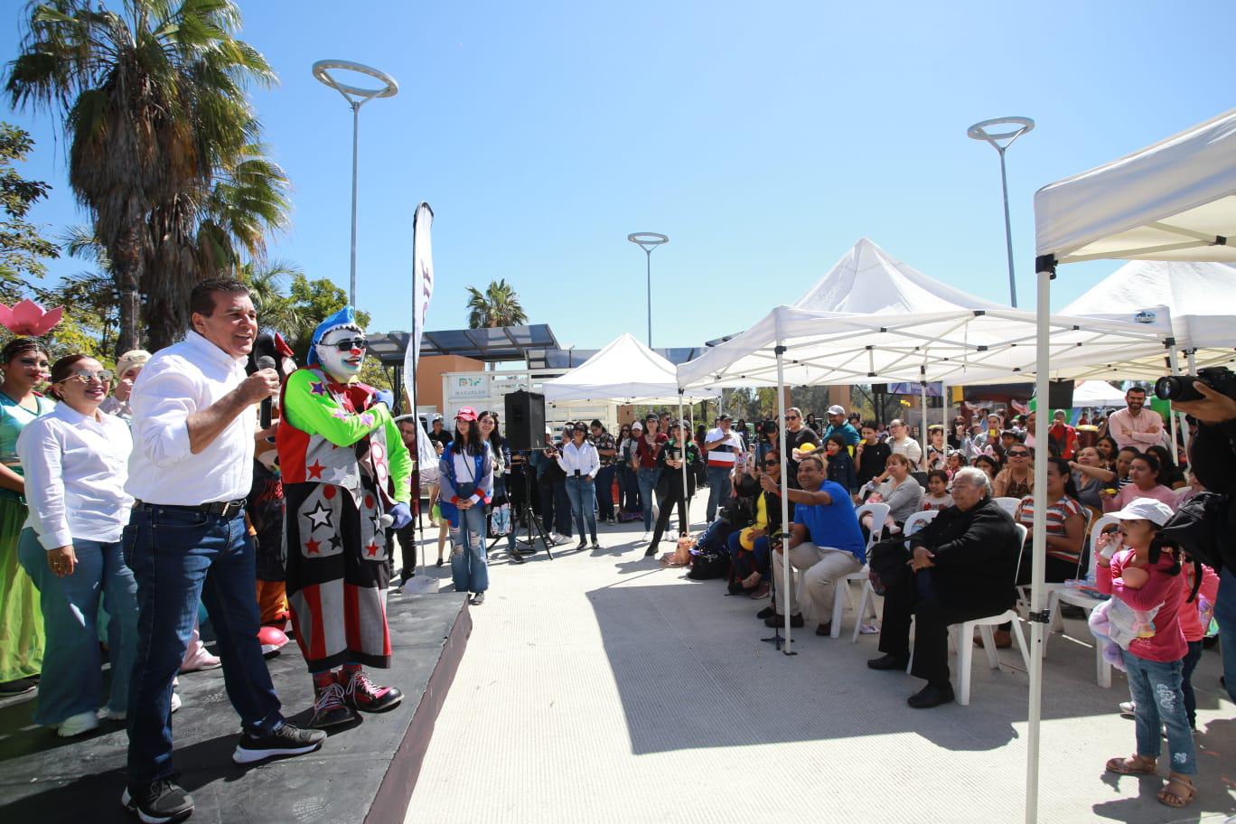 $!Disfrutan el Día de la Familia en el Parque Central de Mazatlán