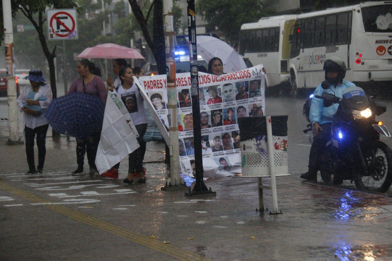 $!Con protesta en Palacio de Gobierno y pega de pancartas en Catedral conmemoran en Culiacán Día Desaparición Forzada