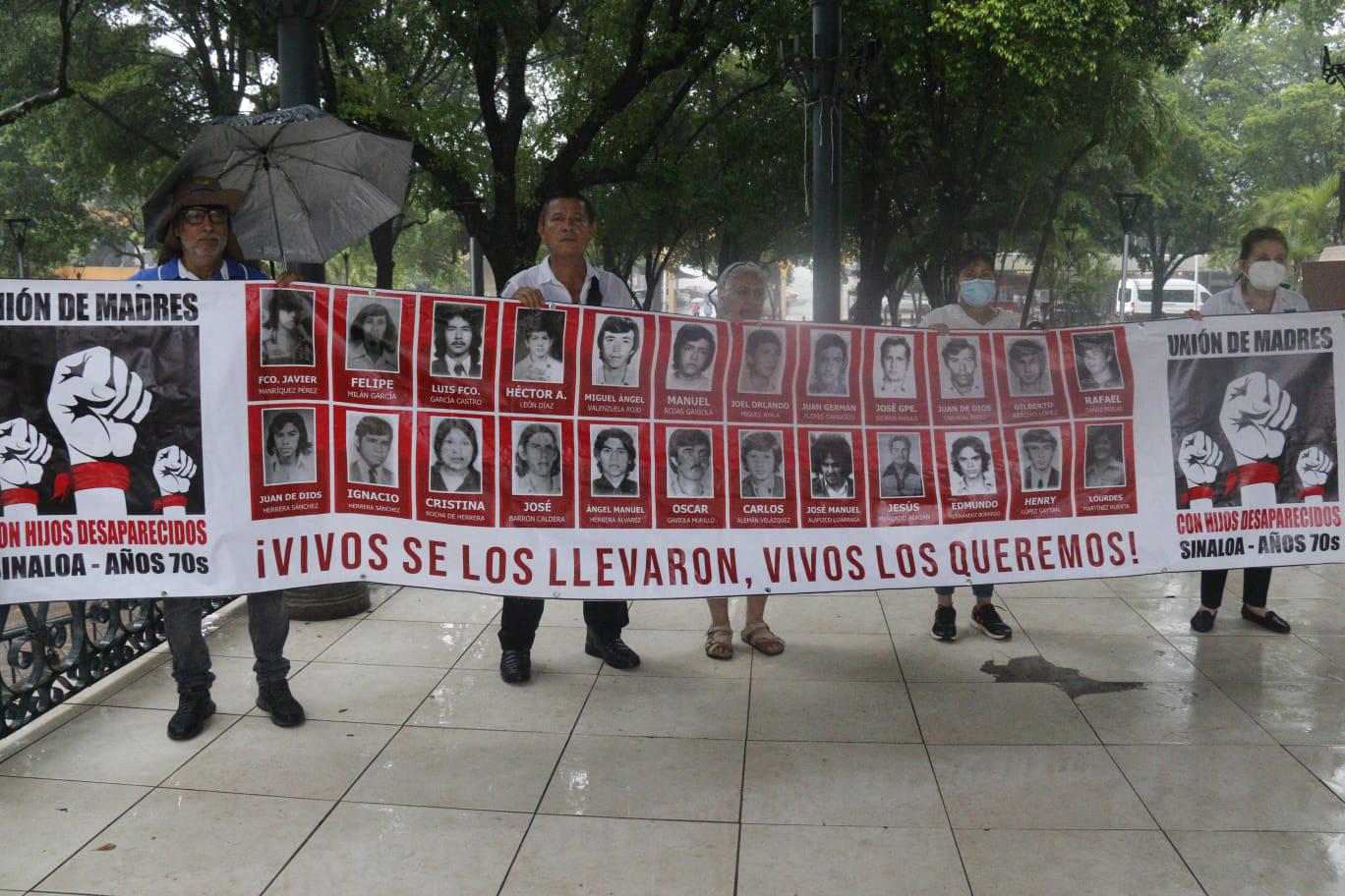 $!Con protesta en Palacio de Gobierno y pega de pancartas en Catedral conmemoran en Culiacán Día Desaparición Forzada