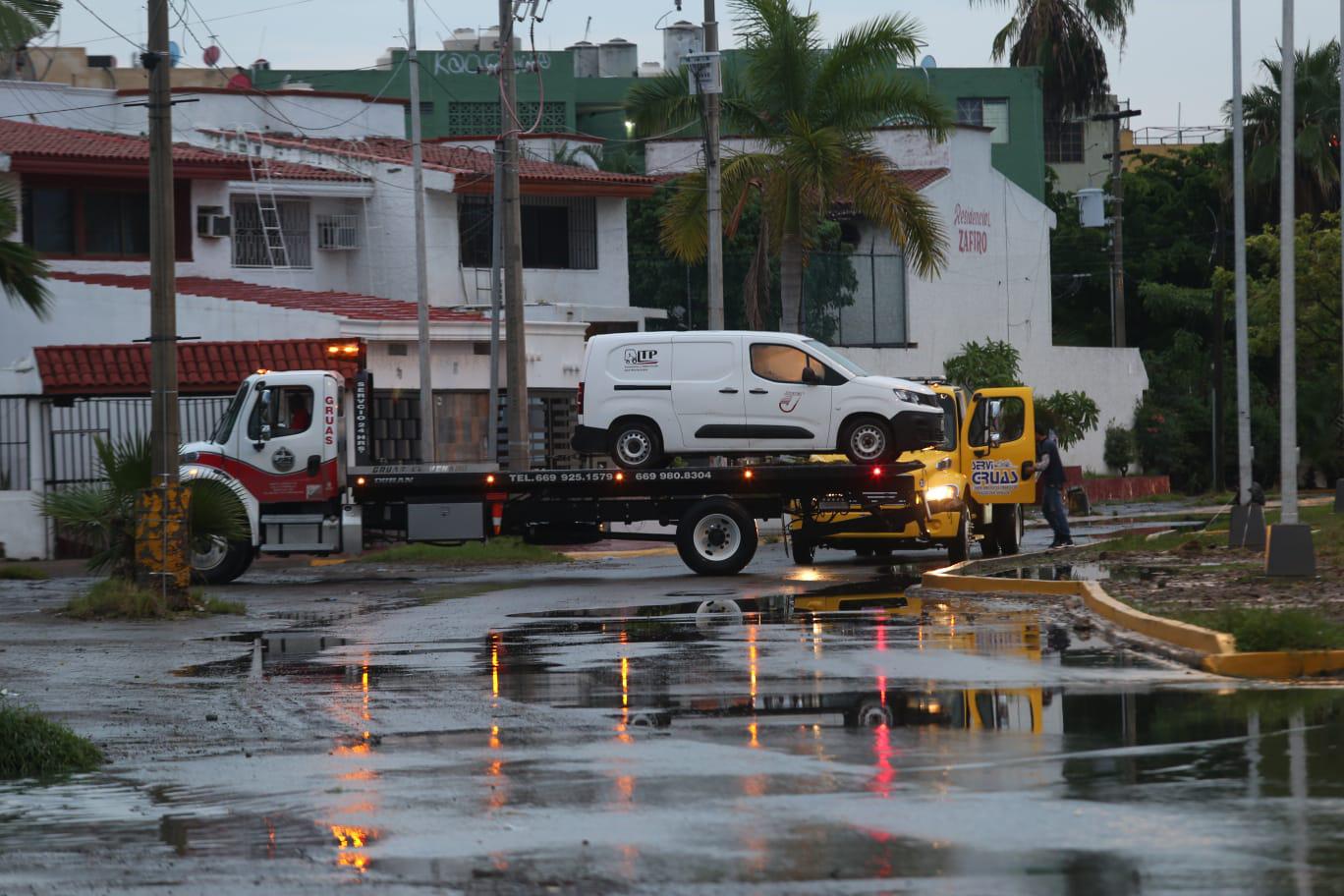 $!Por lluvia de cinco horas, movilizan a 380 personas en Mazatlán; canales y arroyos se desbordaron