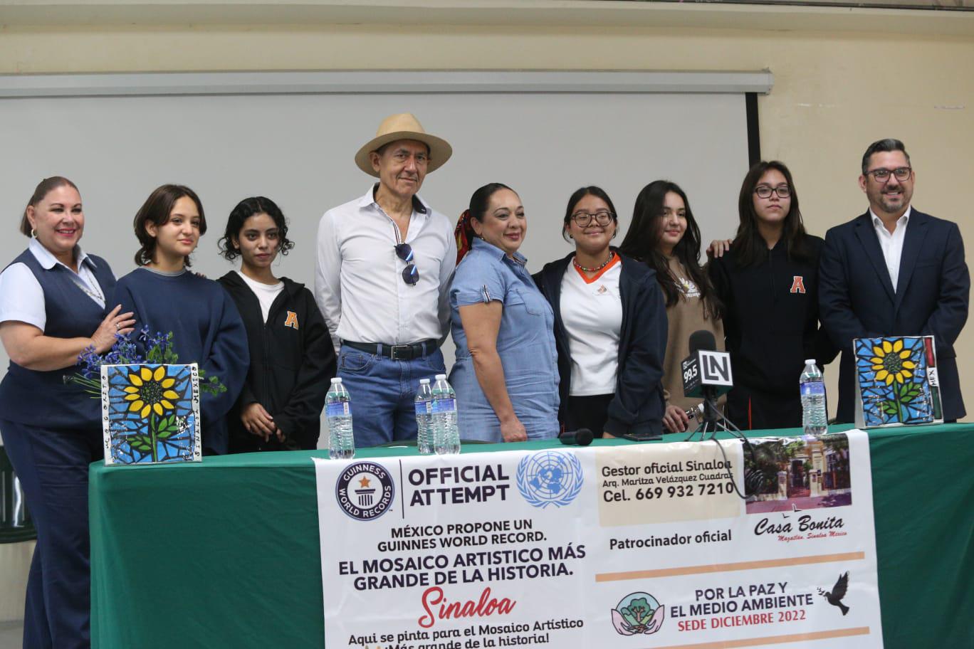 $!Los conferencistas entre algunas alumnas que realizaron sus pinturas, las cuales estarán en el mosaico.