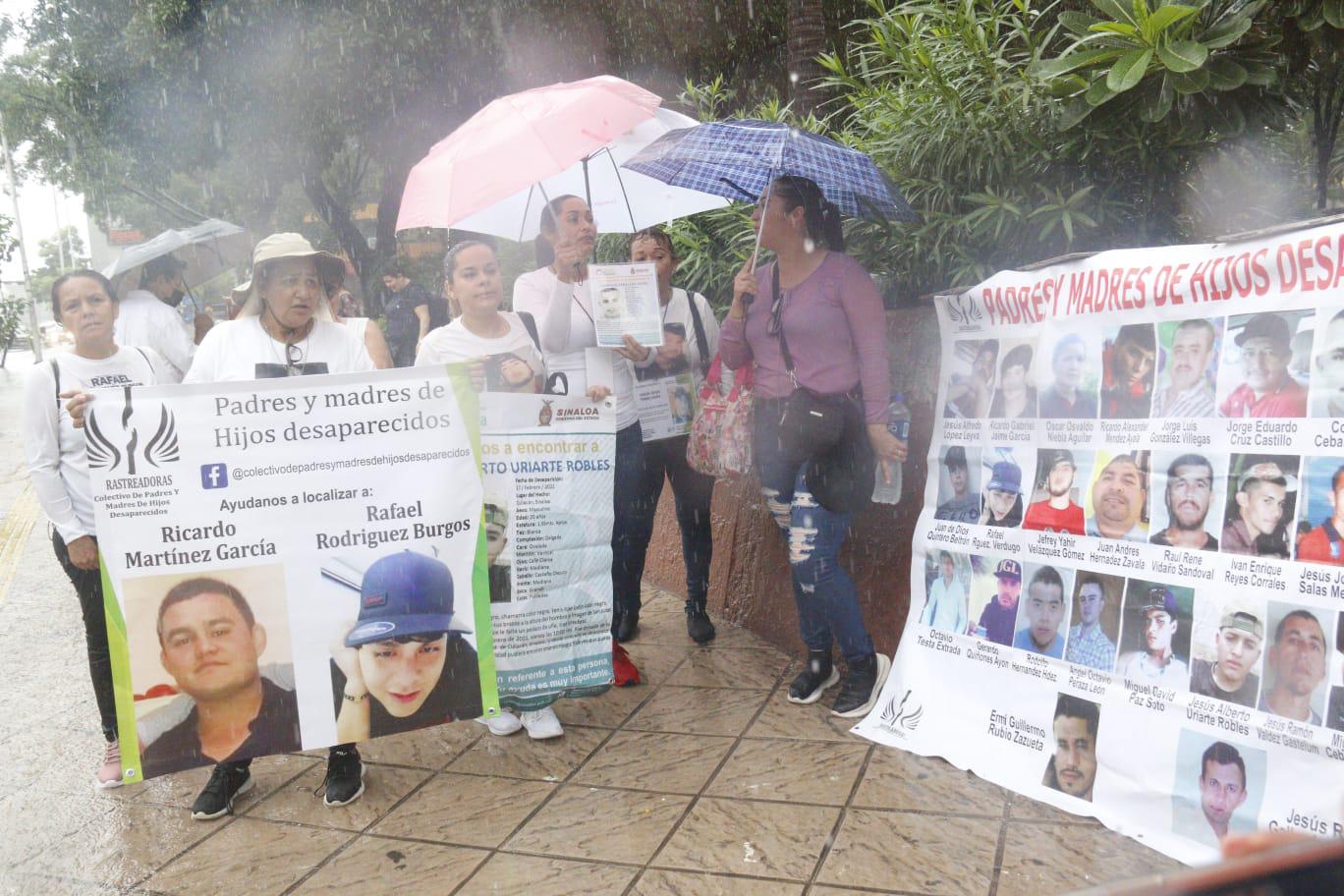 $!Con protesta en Palacio de Gobierno y pega de pancartas en Catedral conmemoran en Culiacán Día Desaparición Forzada