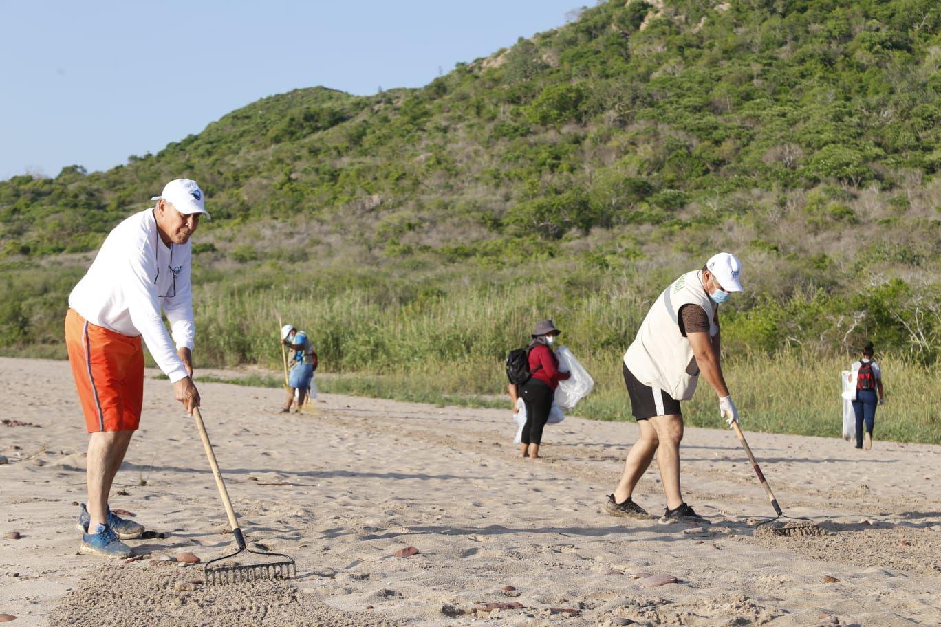 $!Realizan campaña de playas limpias en la Isla Venados, en Mazatlán