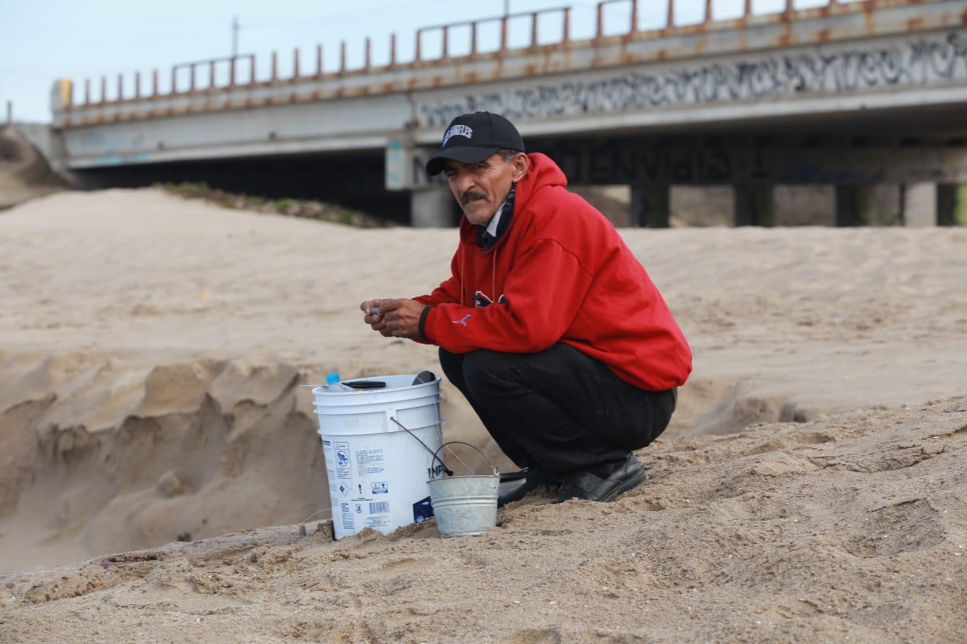 $!Los pescadores colocaron señuelos a las cañas para tirarlos al mr, atrapar y soltar a los peces.