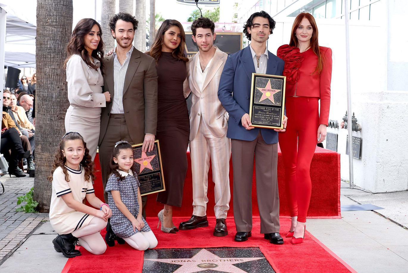 $!The Jonas Brothers junto a sus esposas, Danielle (Kevin), Priyanka (Nick) y Sophie (Joe) y las pequeñas Alena y Valentina Jonas.