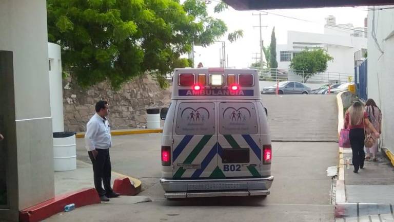 La mujer lesionada durante la agresión tuvo que ser trasladada a un hospital, al igual que el presunto agresor, quien también sufrió una herida.