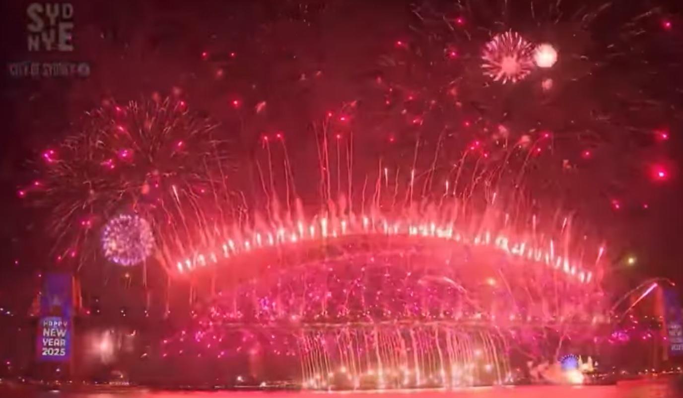 $!Dan bienvenida al Año Nuevo 2025 con espectaculares fuegos artificiales