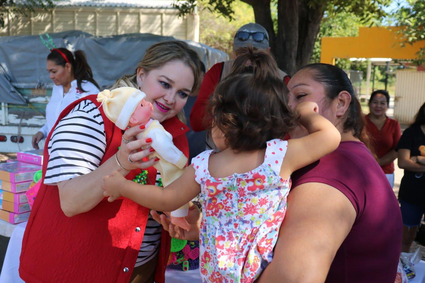 $!Llevan alegría y juguetes a niños y niñas de comunidades de Escuinapa