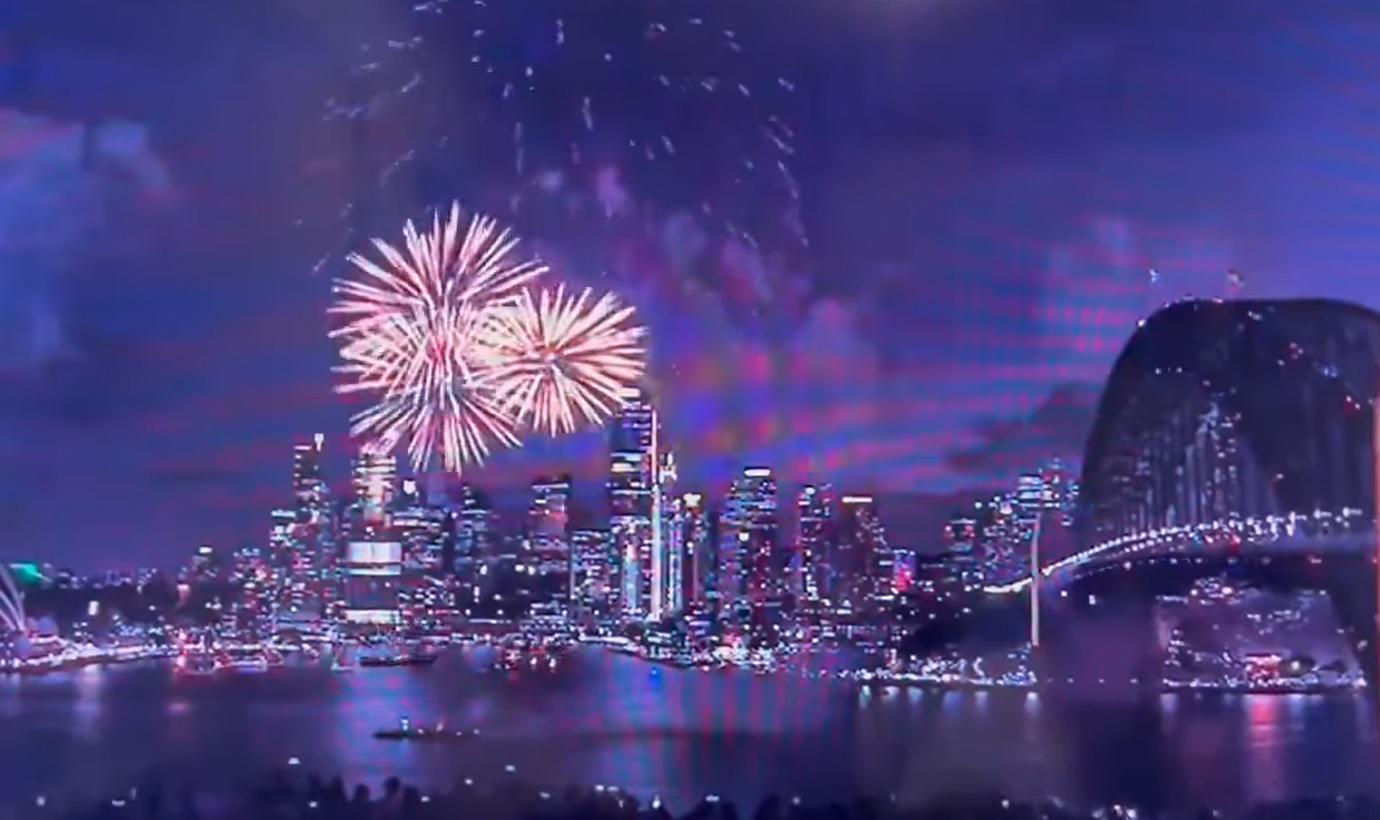 $!Dan bienvenida al Año Nuevo 2025 con espectaculares fuegos artificiales