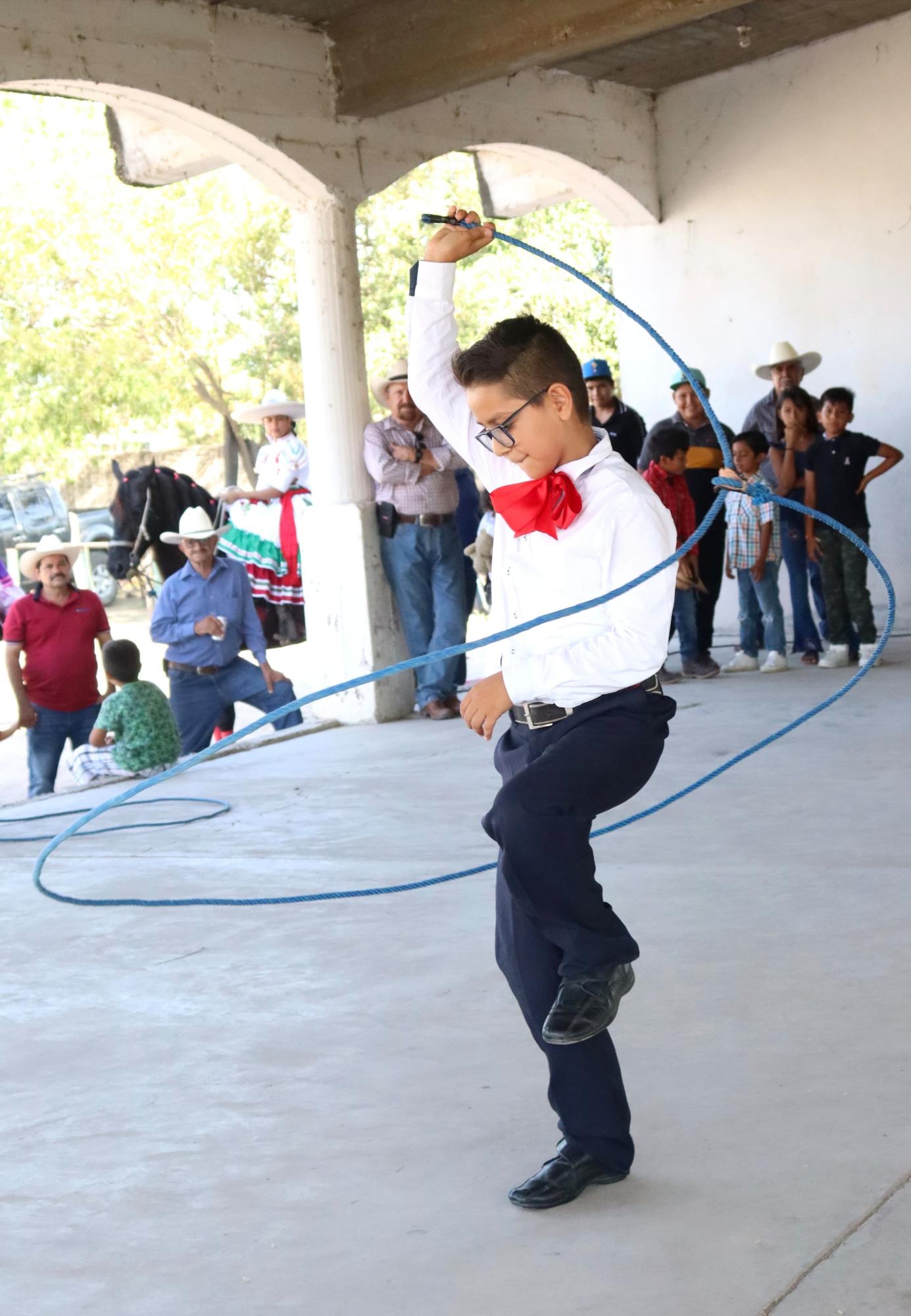 $!Celebran la cultura mexicana con el Primer Torneo de Floreo de Soga, en Villa Unión