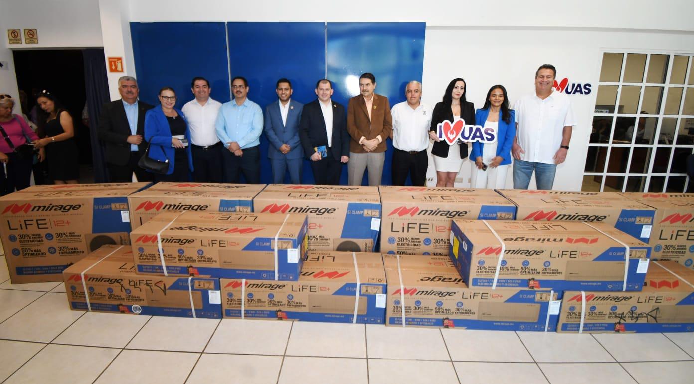 $!El Encargado de Despacho, Robespierre Lizárraga, y otros funcionarios de la UAS reciben donación de varios mini split en Mazatlán.