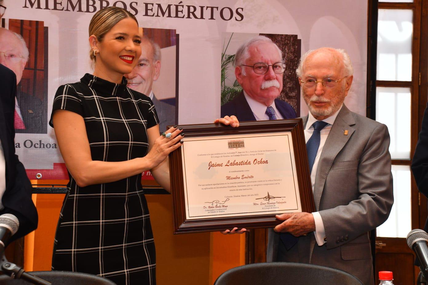 $!Jaime Labastida Ochoa con su placa de recocimiento.