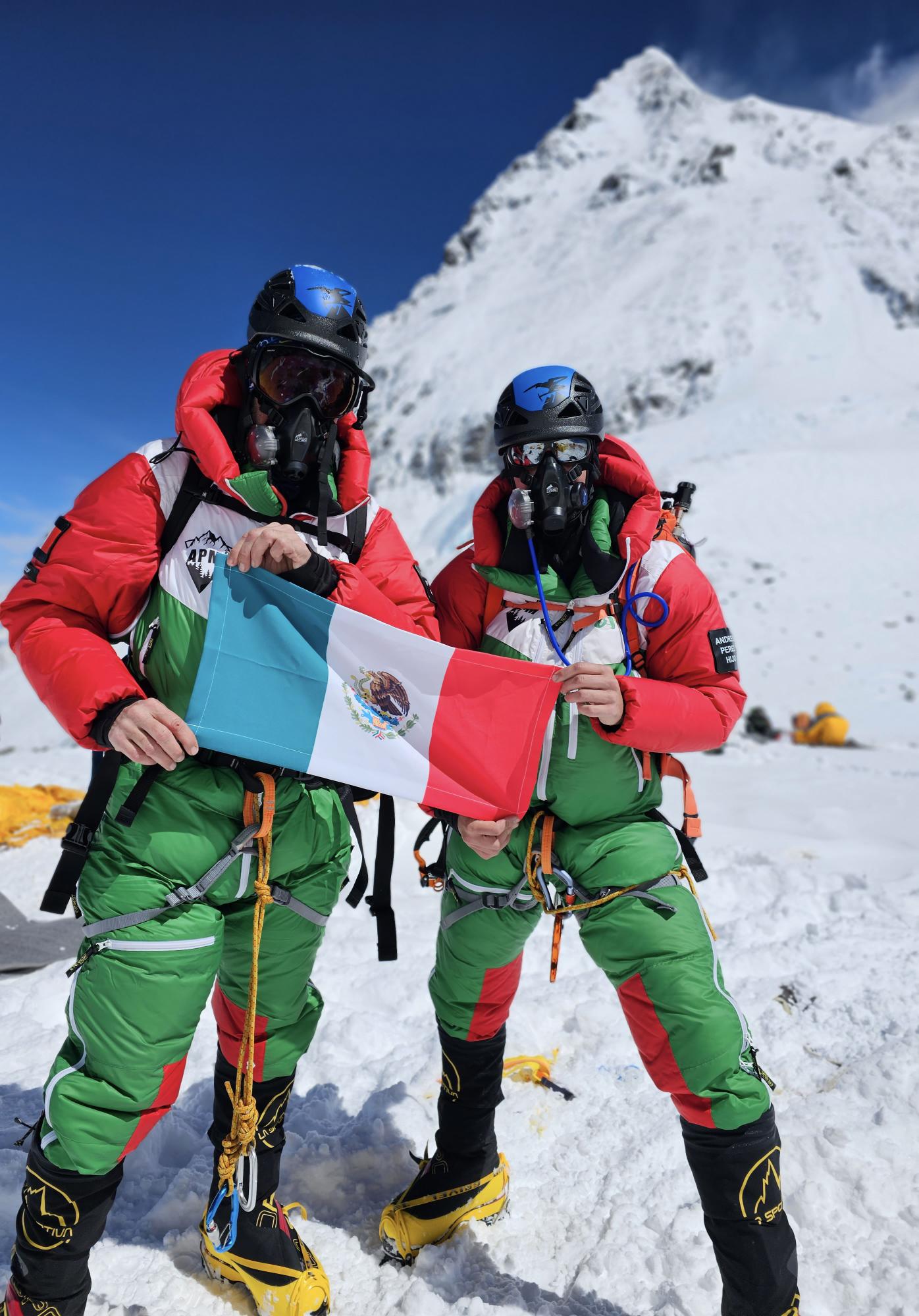 $!Conoce a los primeros padre e hijo mexicanos en conquistar el Everest juntos