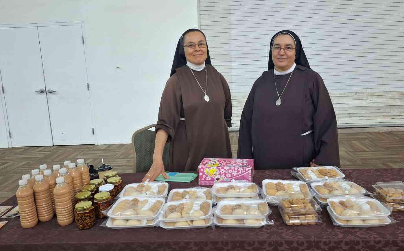 $!Las hermanas Clarisas Capuchinas estuvieron vendiendo su tradicional rompope de canela y nuez, así como sus galletas.