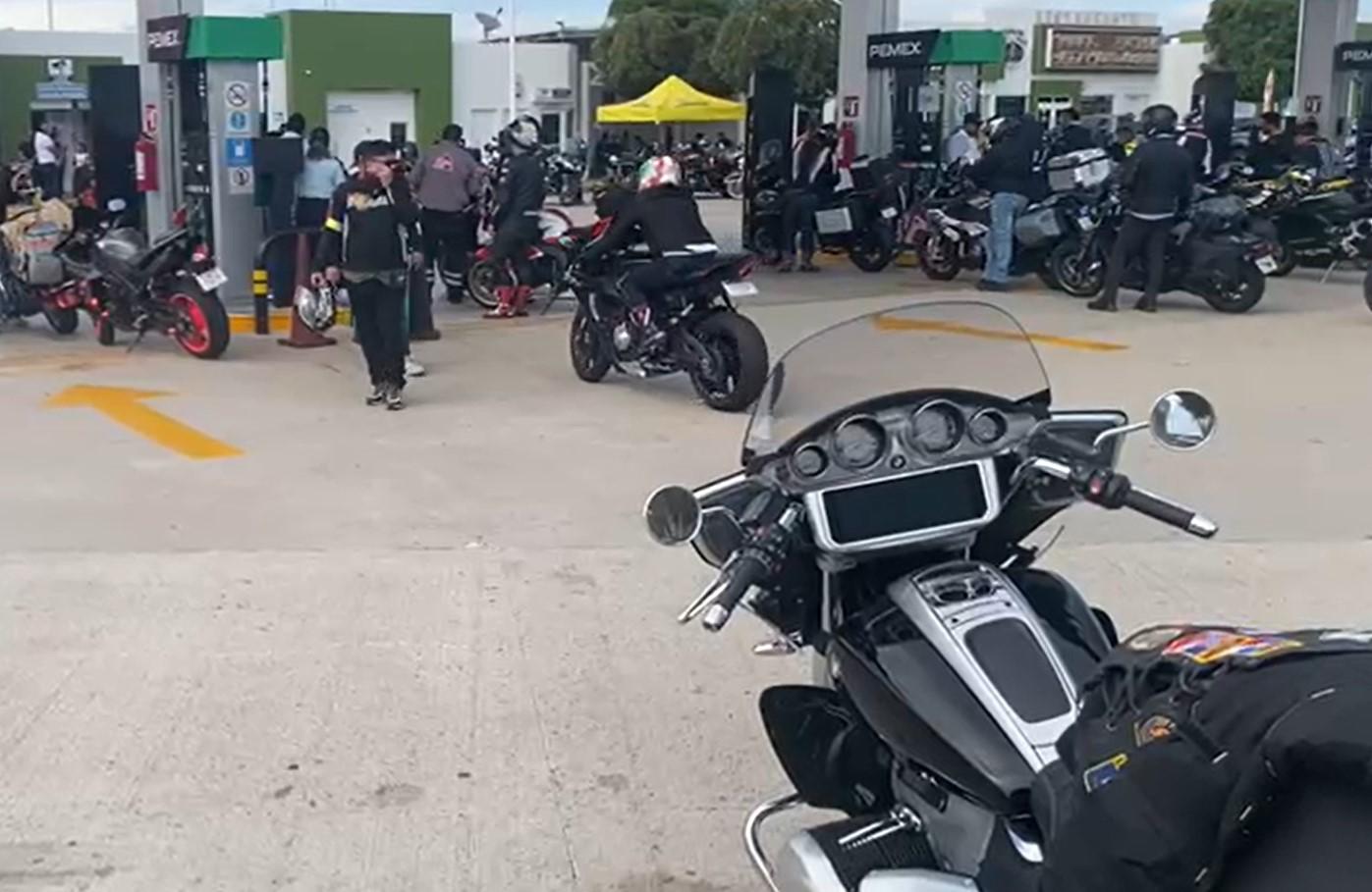 $!Bikers llenan gasolinera para cargar la gota antes de arribar a Mazatlán