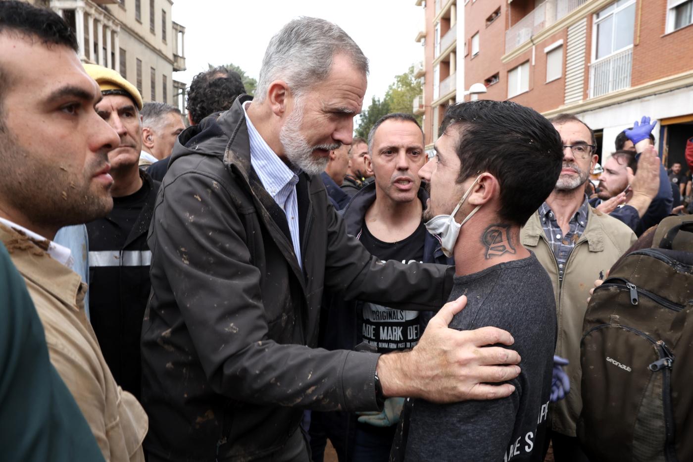 $!Arrojan barro y abuchean al Rey de España y al Presidente en visita a zona devastada por inundaciones en Valencia