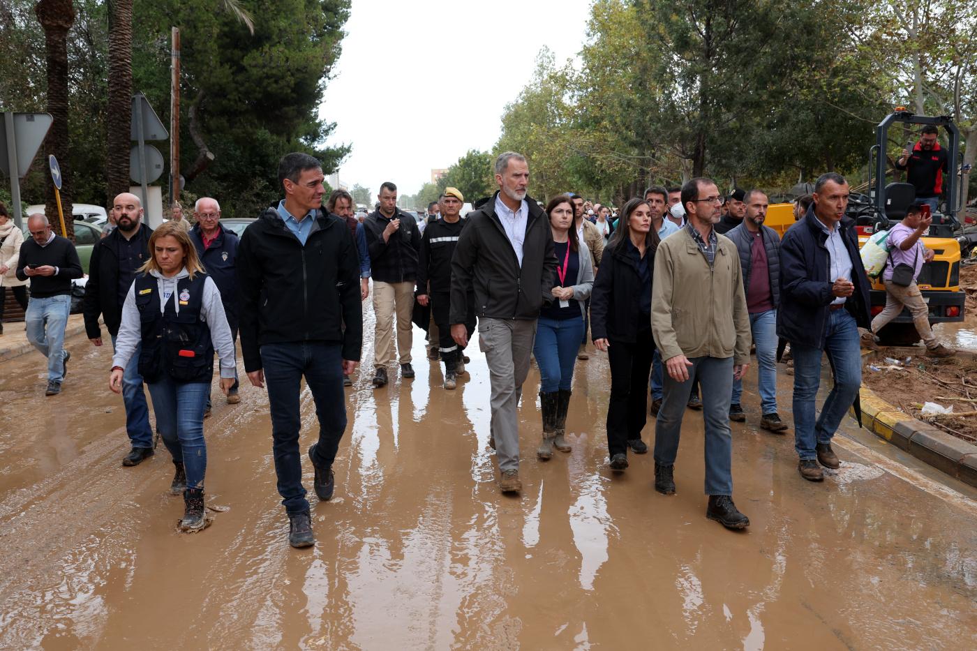 $!Arrojan barro y abuchean al Rey de España y al Presidente en visita a zona devastada por inundaciones en Valencia