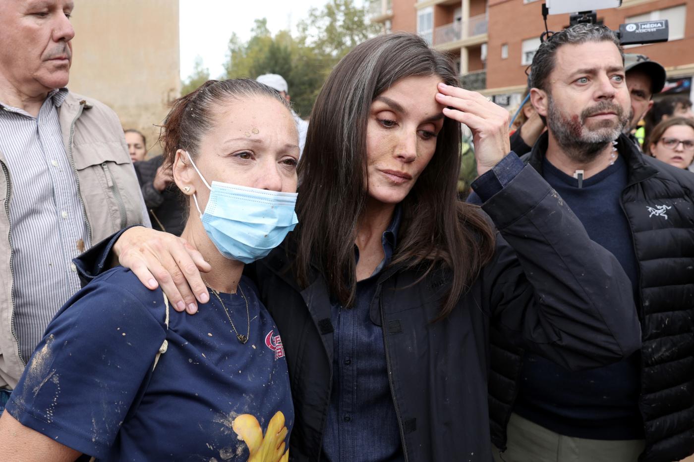 $!Arrojan barro y abuchean al Rey de España y al Presidente en visita a zona devastada por inundaciones en Valencia