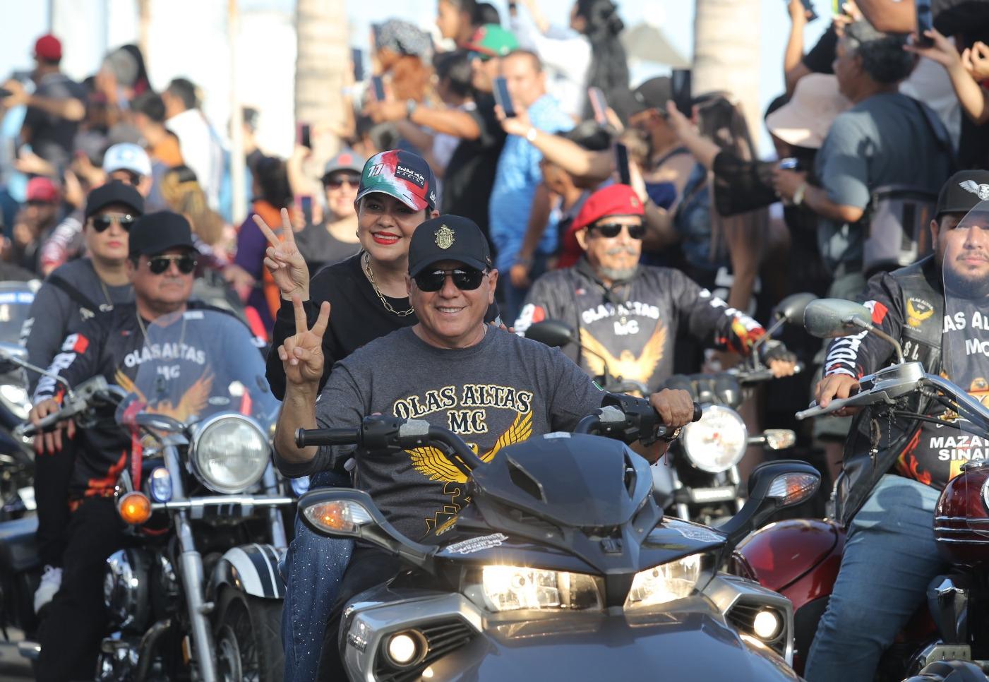 $!Cientos de motociclistas recorren el paseo costero de Mazatlán dentro de la Semana de la Moto