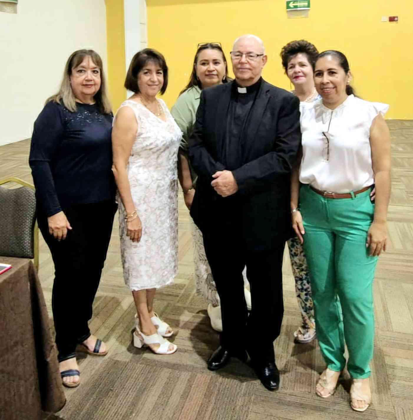 $!El Padre Horacio entre el grupo de apoyo, Lupita Zamudio, Rosy Guzmán, Elsa Uribe, Adelita García y Mariana Gamboa.