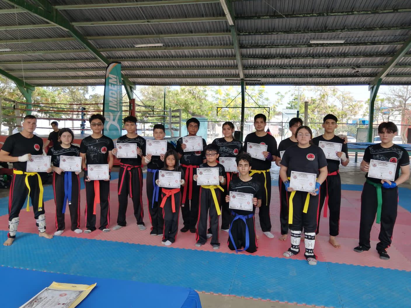 $!‘Tepaneca’ Domínguez supervisa ascensos de grado de la Academia de Kickboxing Blackbelt