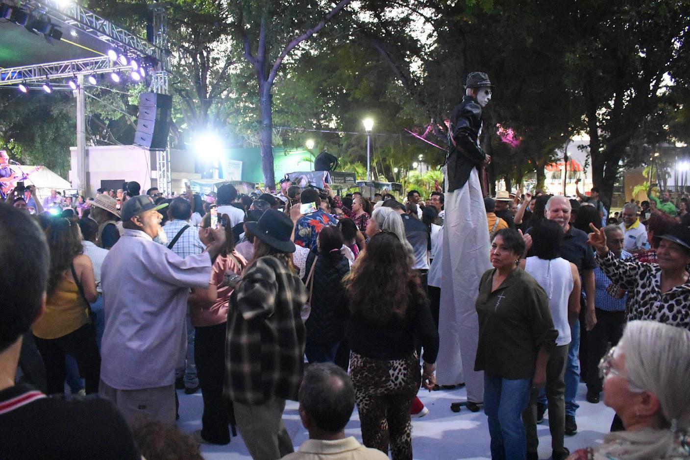 $!El público presente bailó y cantó uno a uno de los temas.