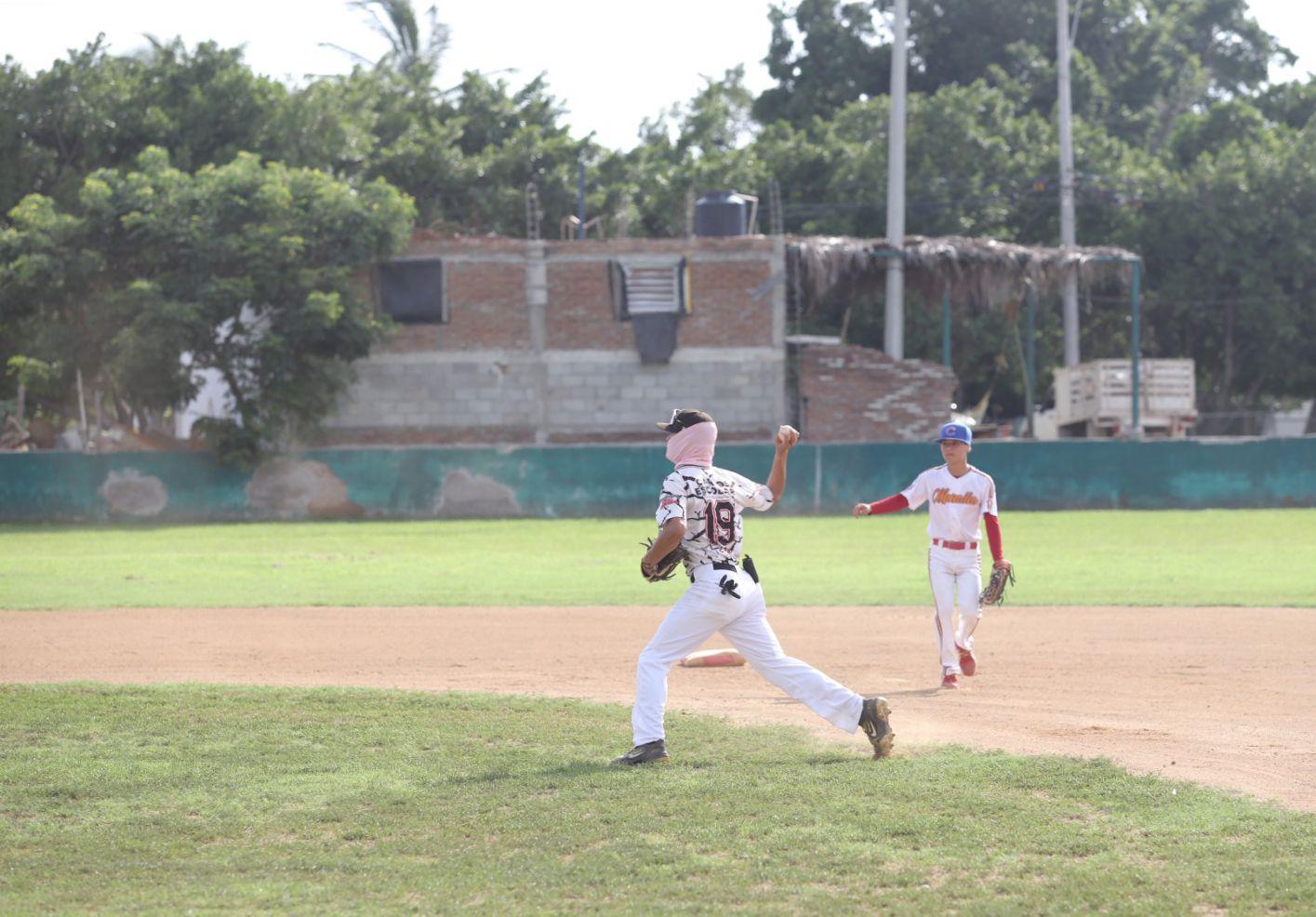 $!Familia Velarde sorprende a Turbiza al comienzo de playoffs Liga de Meseros