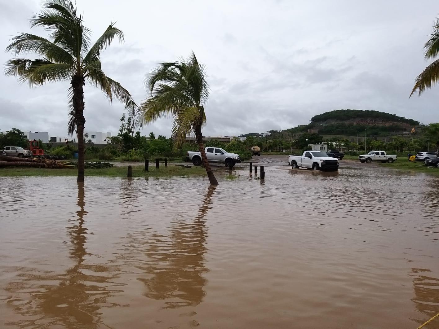 $!Trabajadores del sector turístico, afectados por los remanentes de la tormenta tropical ‘Nora’ este lunes