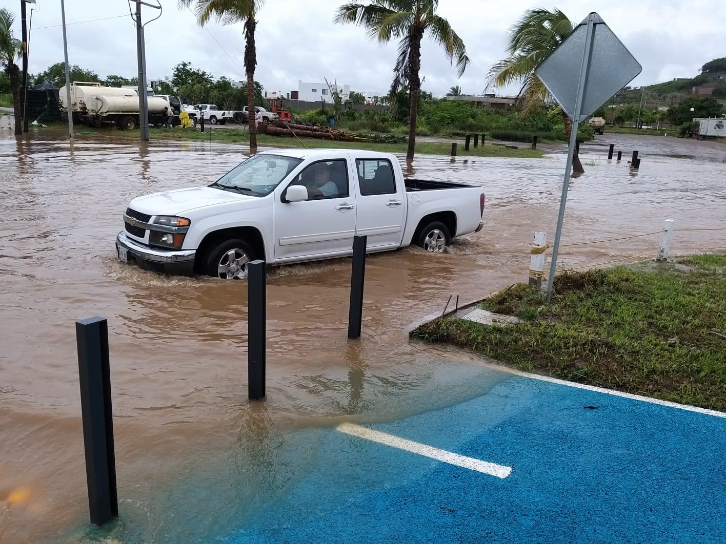 $!Trabajadores del sector turístico, afectados por los remanentes de la tormenta tropical ‘Nora’ este lunes