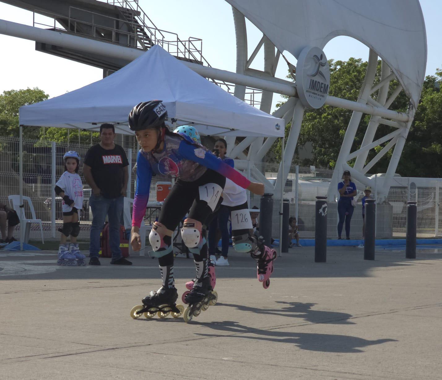 $!¡Entran patinadores en la recta final, a toda velocidad!