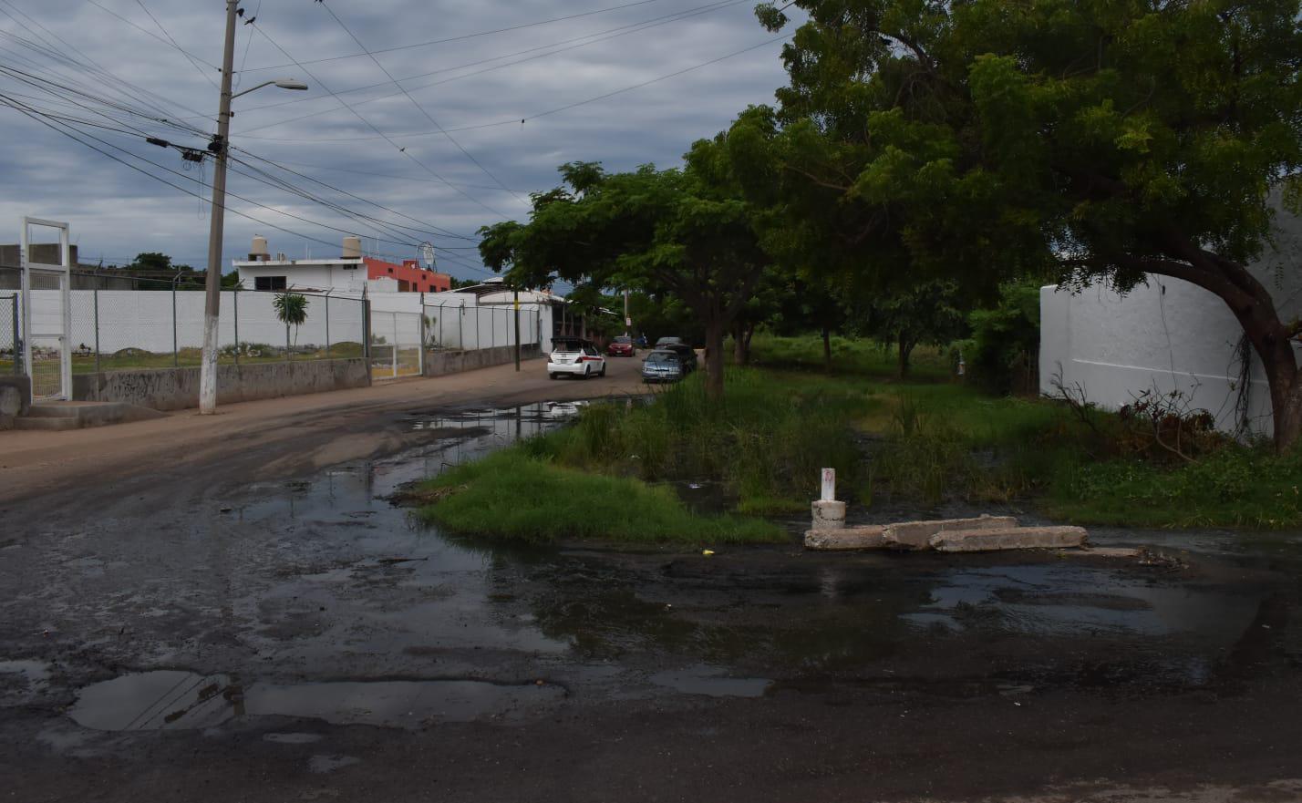 $!Viven en Villas del Estero en medio de fuga de aguas negras