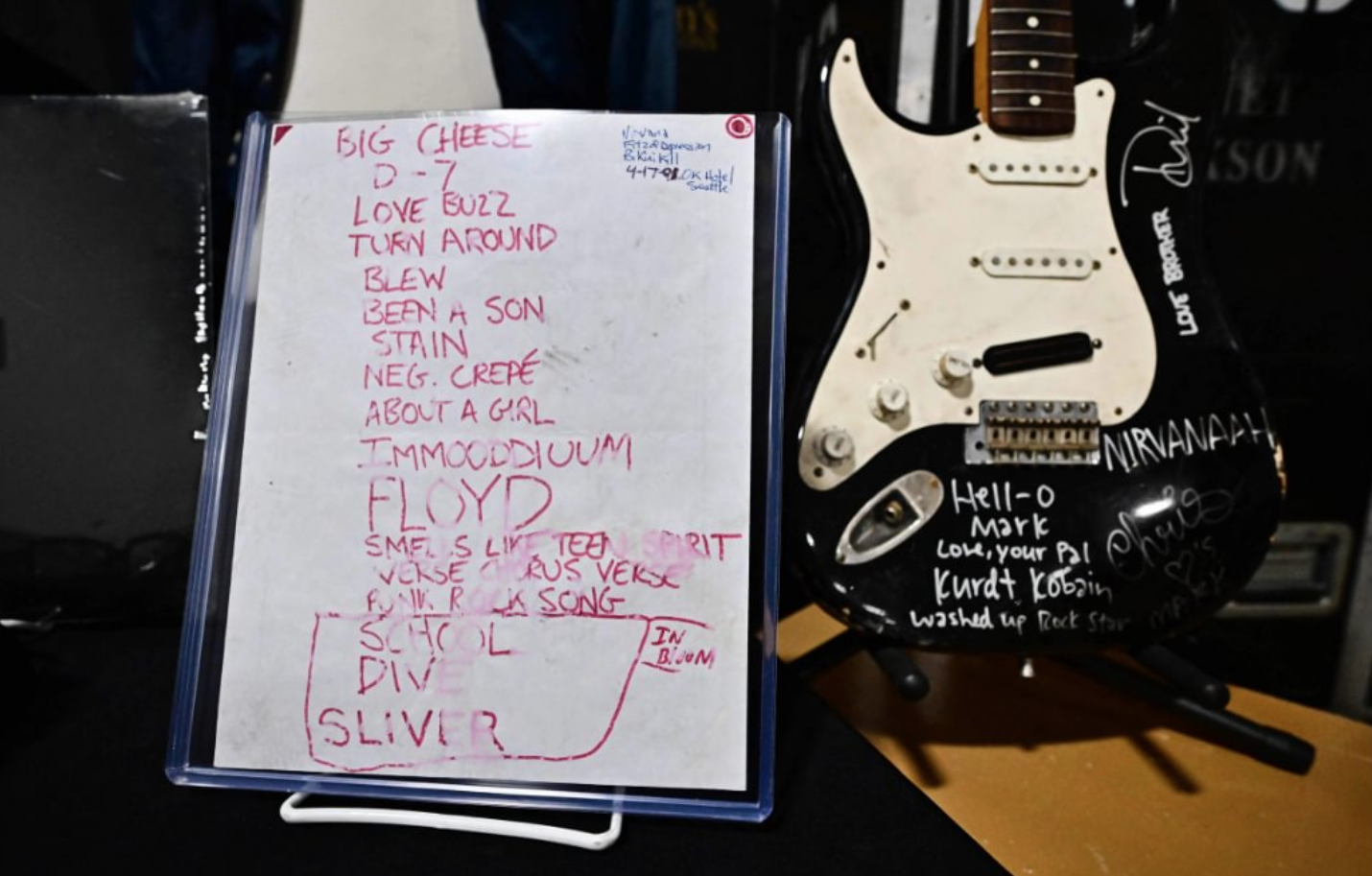 $!Venden guitarra destrozada de Kurt Cobain en casi 600 mil dólares