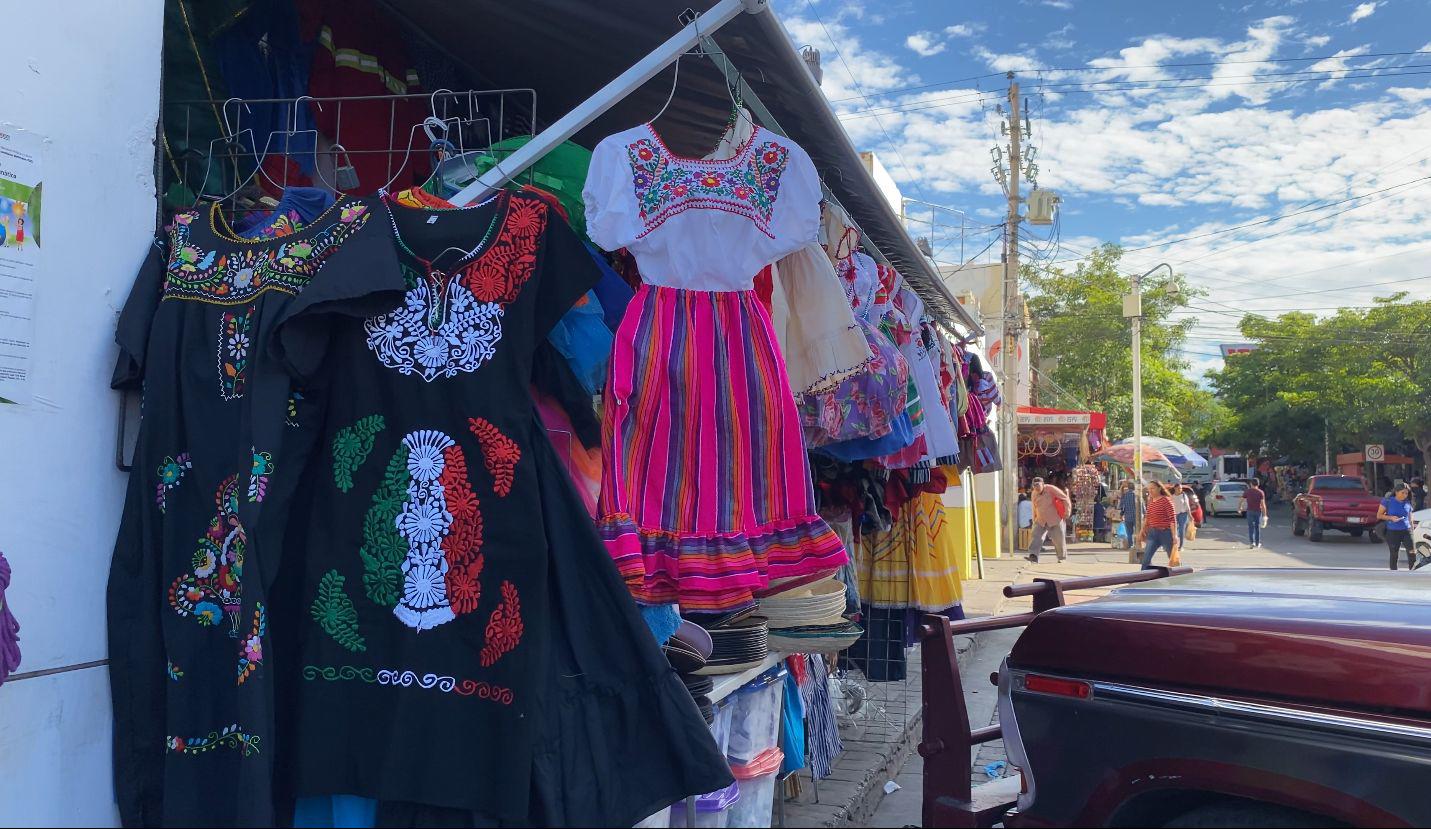 $!Artículos alusivos a la Revolución adornan el Mercado Garmendia en Culiacán