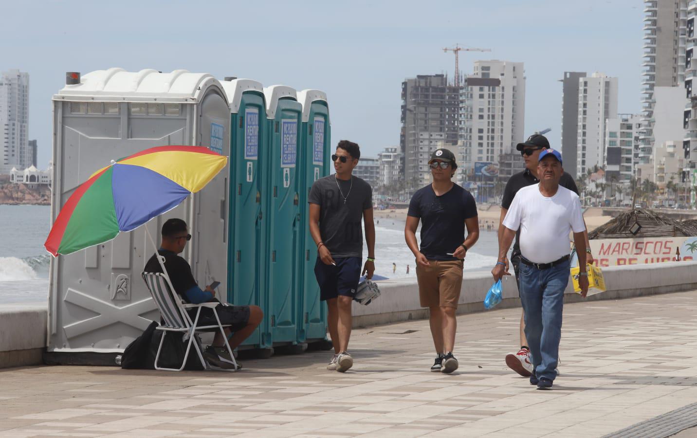 $!Prevén instalar siete baños con regaderas en zona de playas de Mazatlán