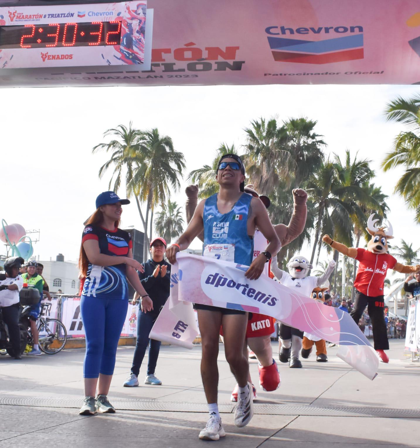 $!Gerardo Zárate recibe ayuda del cielo para ganar el Maratón Pacífico