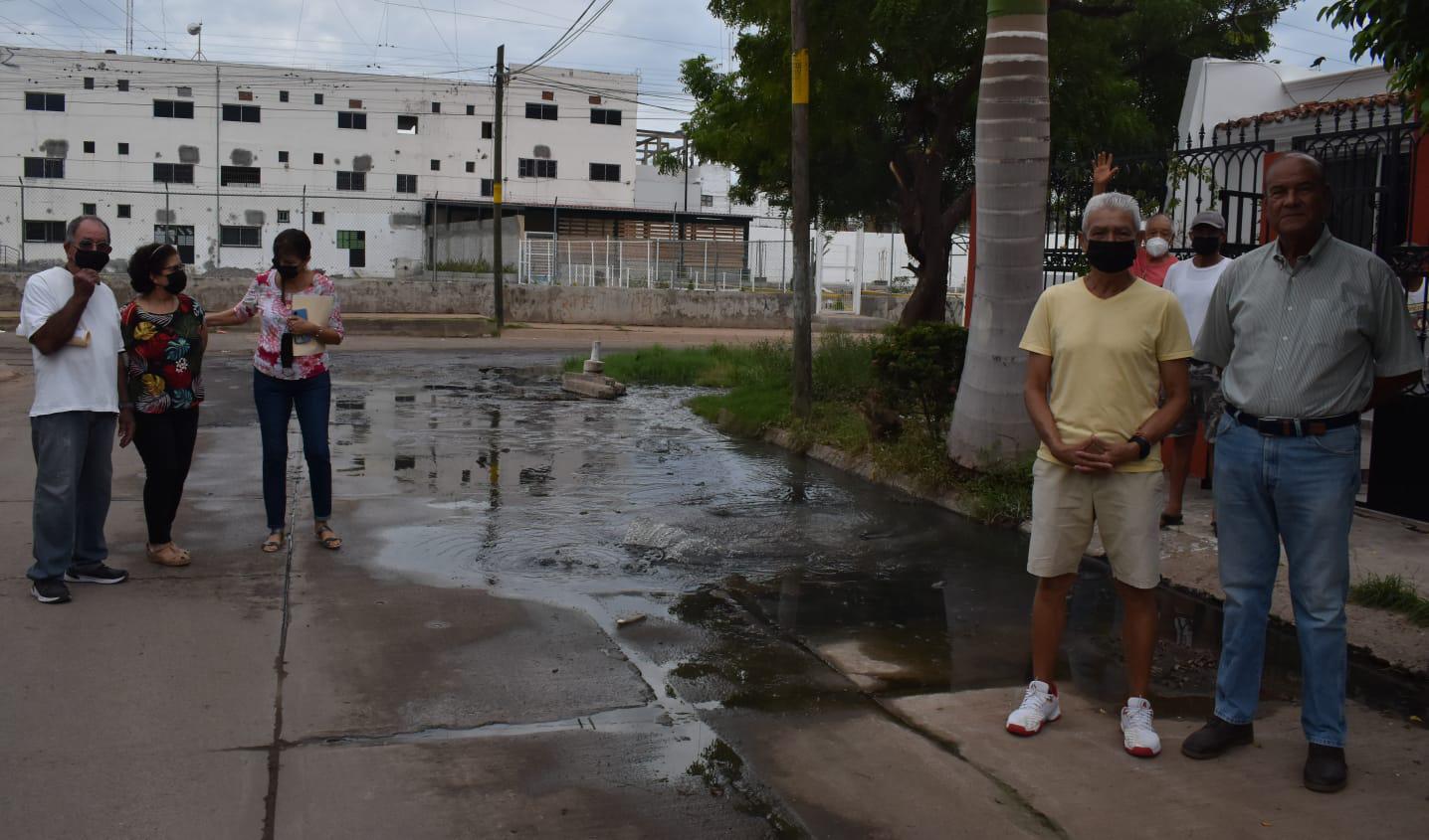 $!Viven en Villas del Estero en medio de fuga de aguas negras