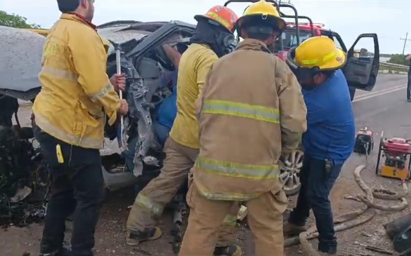 $!Conductora queda prensada tras choque contra muro de contención en La Cruz de Elota