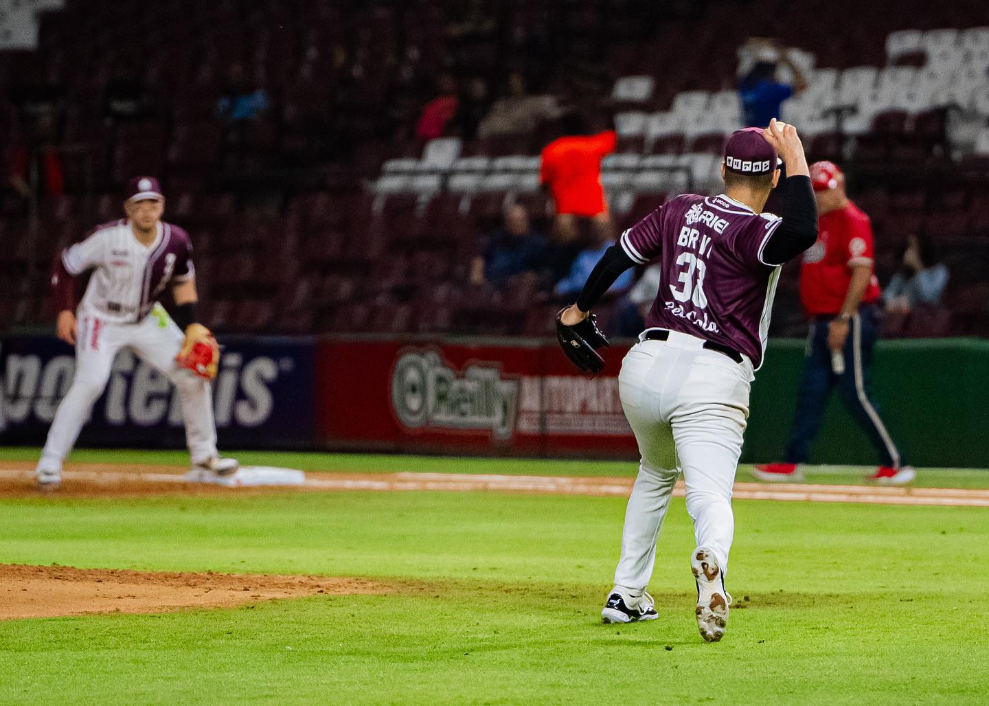 $!Tomateros de Culiacán cae en debut del mánager Roberto Vizcarra