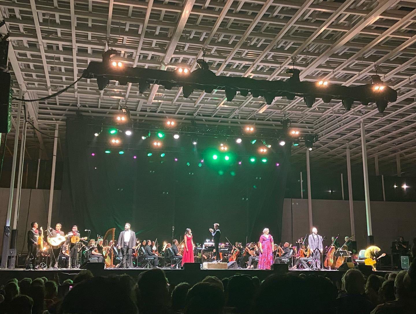 $!Los artistas mexicanos en su actuación en el concierto denominado Bella Noche de Música.