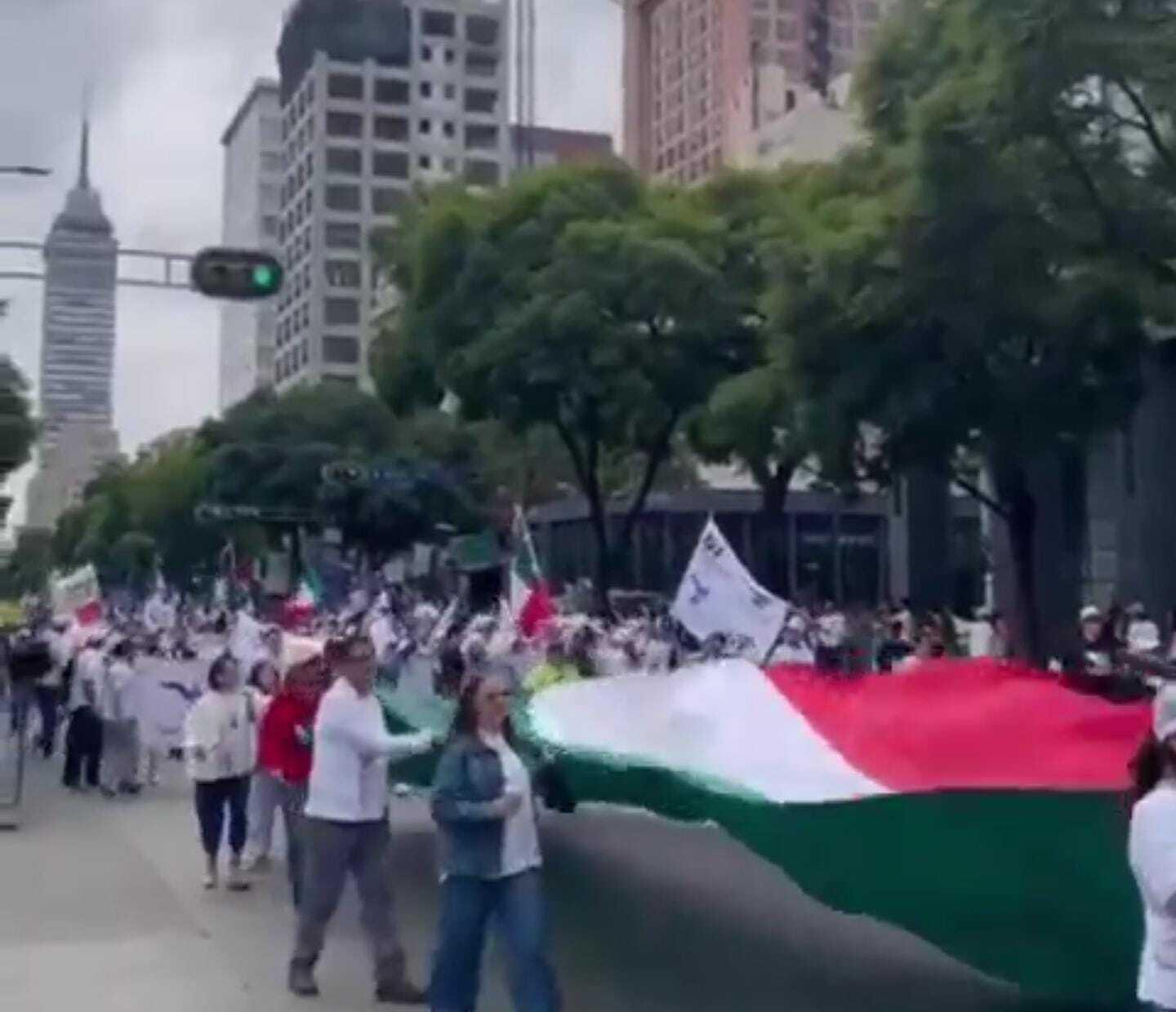 $!Miles de personas marchan a favor y en contra de la reforma judicial