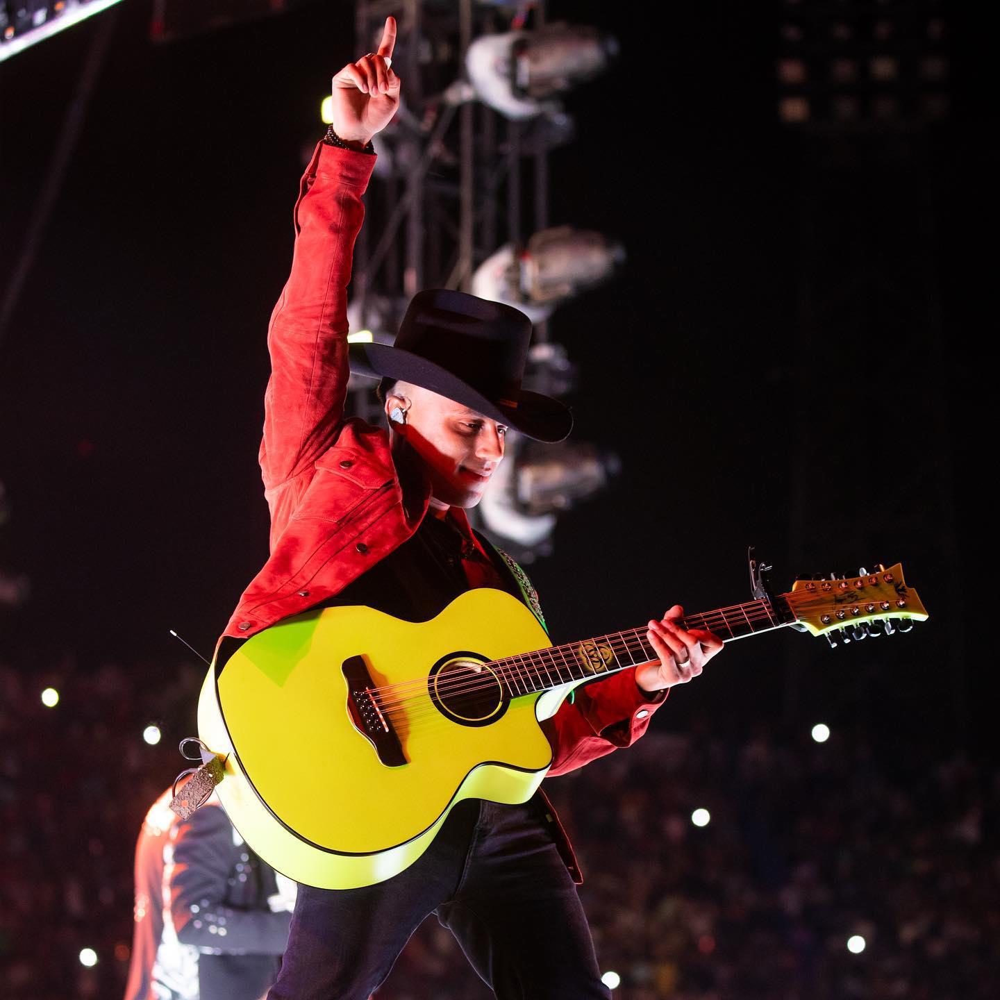 $!Joaquín Ruiz, integrante de Grupo Firme, lanza su propia línea de guitarras