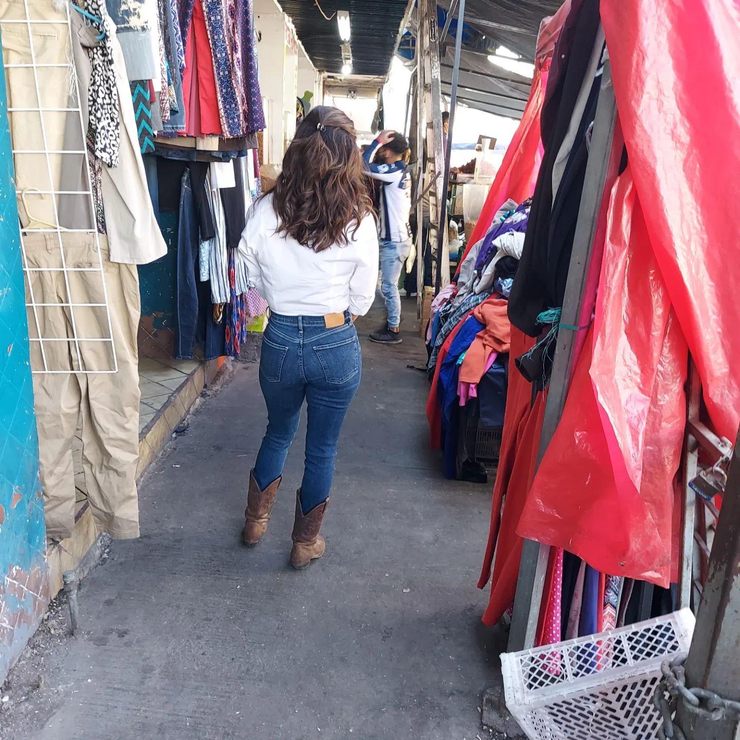 $!Captan a Eva Longoria en Monterrey comprando tacos de chicharrón