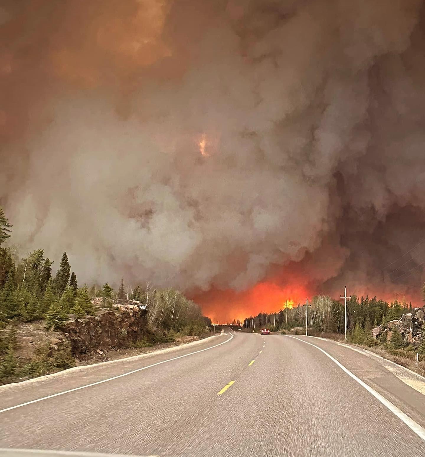 $!Ordenan evacuar a miles de canadienses tras incendios forestales