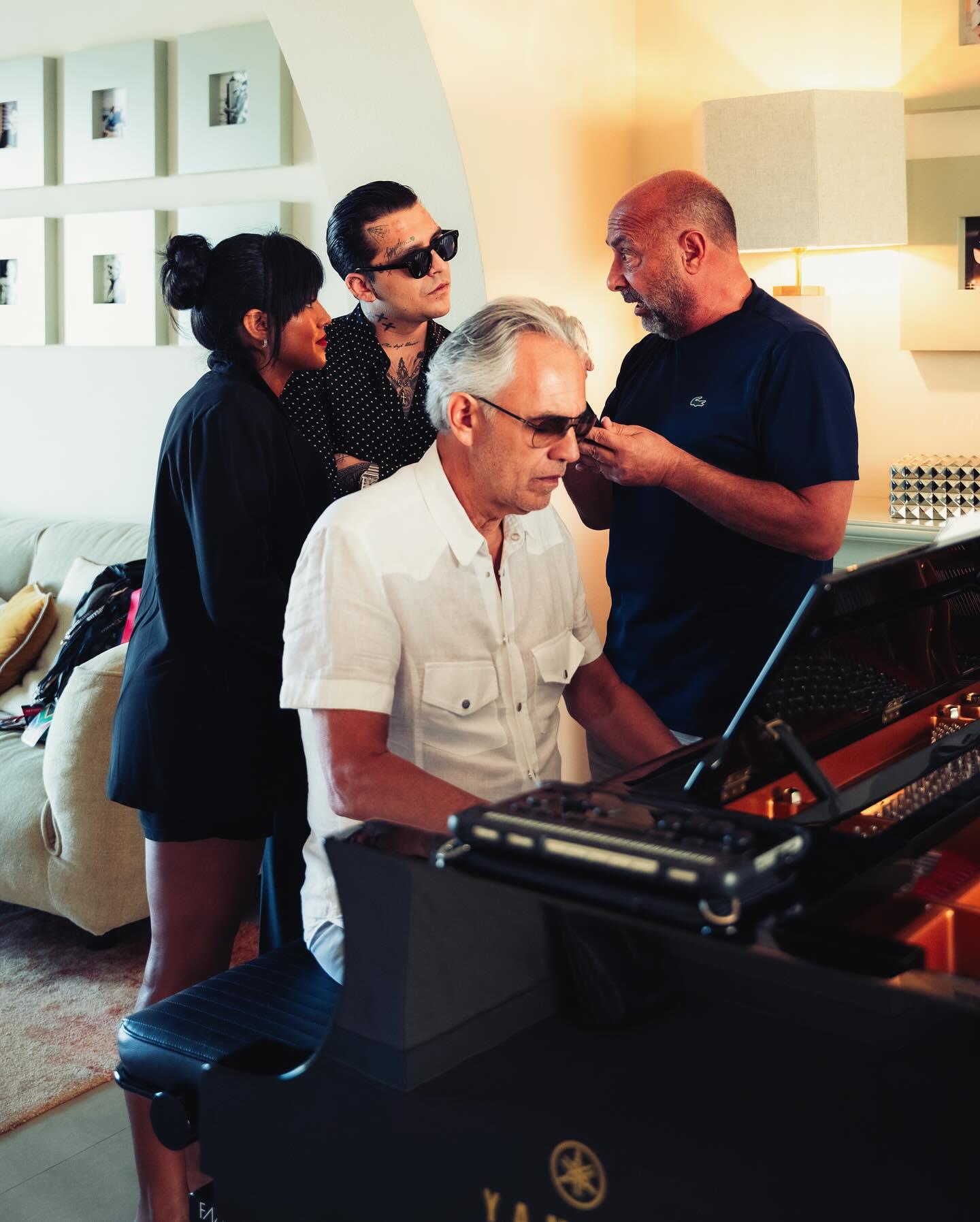 $!Anfrea Bocelli al piano, detrás de él Nodal con el equipo de trabajo.