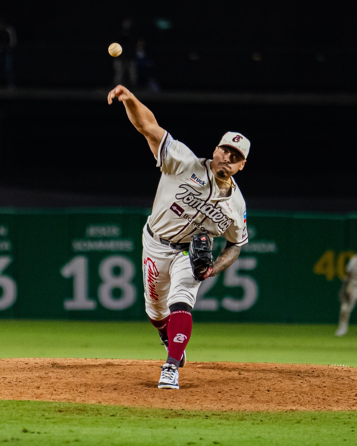 $!Tomateros de Culiacán viene de atrás para quedarse con el primero de la serie ante Mayos